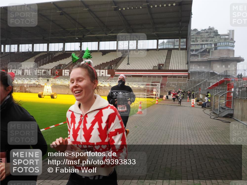 07.12.2025 - St. Pauli X-Mass-Run No. 15 Fabian Wolf http://msf.ph/oto/9393833 07.12.2025 10:21:12 Ziel 1386, 1407, 1898, 1900, 2173, 2565, 3849, 3984, 4338 meine-sportfotos.de