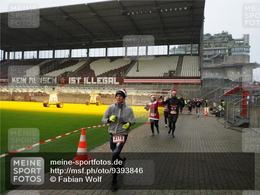 07.12.2025 - St. Pauli X-Mass-Run No. 15 Fabian Wolf http://msf.ph/oto/9393846 07.12.2025 10:21:19 Ziel 1326, 1386, 1407, 1898, 1900, 2173, 2565, 3062, 3384, 3540, 3541, 3848, 3849, 3984, 4117, 4338 meine-sportfotos.de