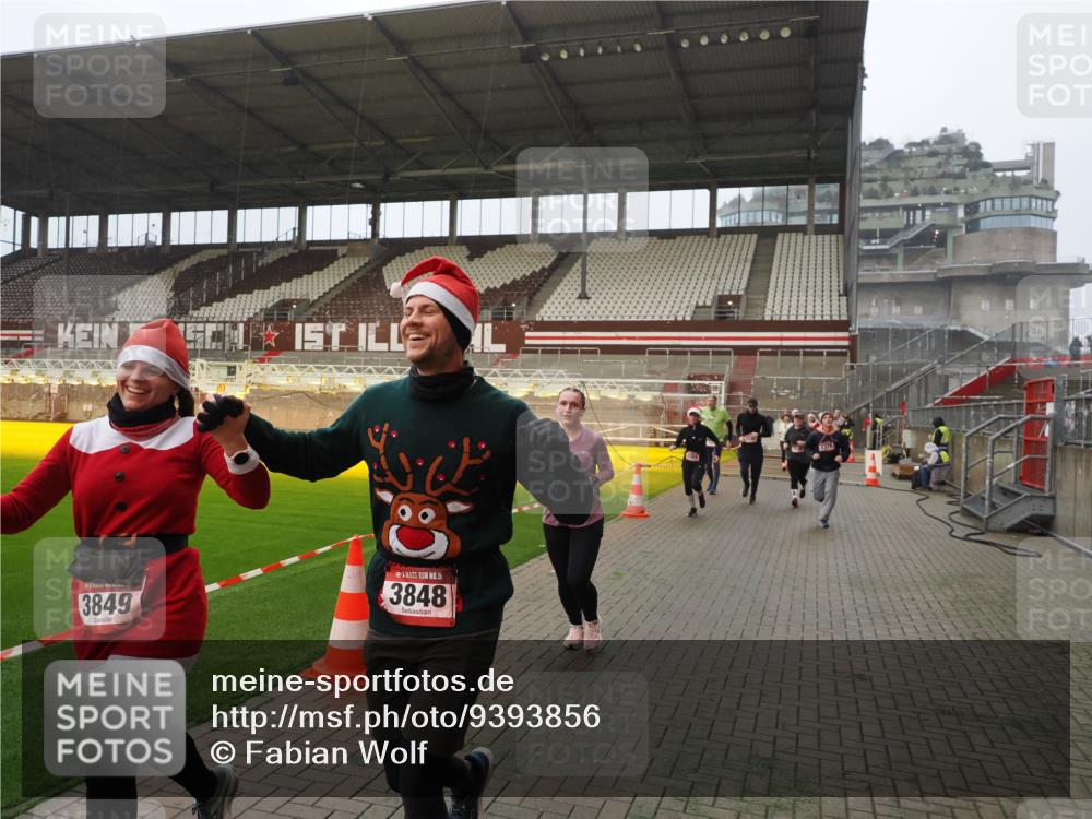 07.12.2025 - St. Pauli X-Mass-Run No. 15 Fabian Wolf http://msf.ph/oto/9393856 07.12.2025 10:21:21 Ziel 149, 270, 1326, 1386, 1407, 1898, 1900, 2173, 2565, 3062, 3384, 3540, 3541, 3848, 3849, 3984, 4117, 4338 meine-sportfotos.de