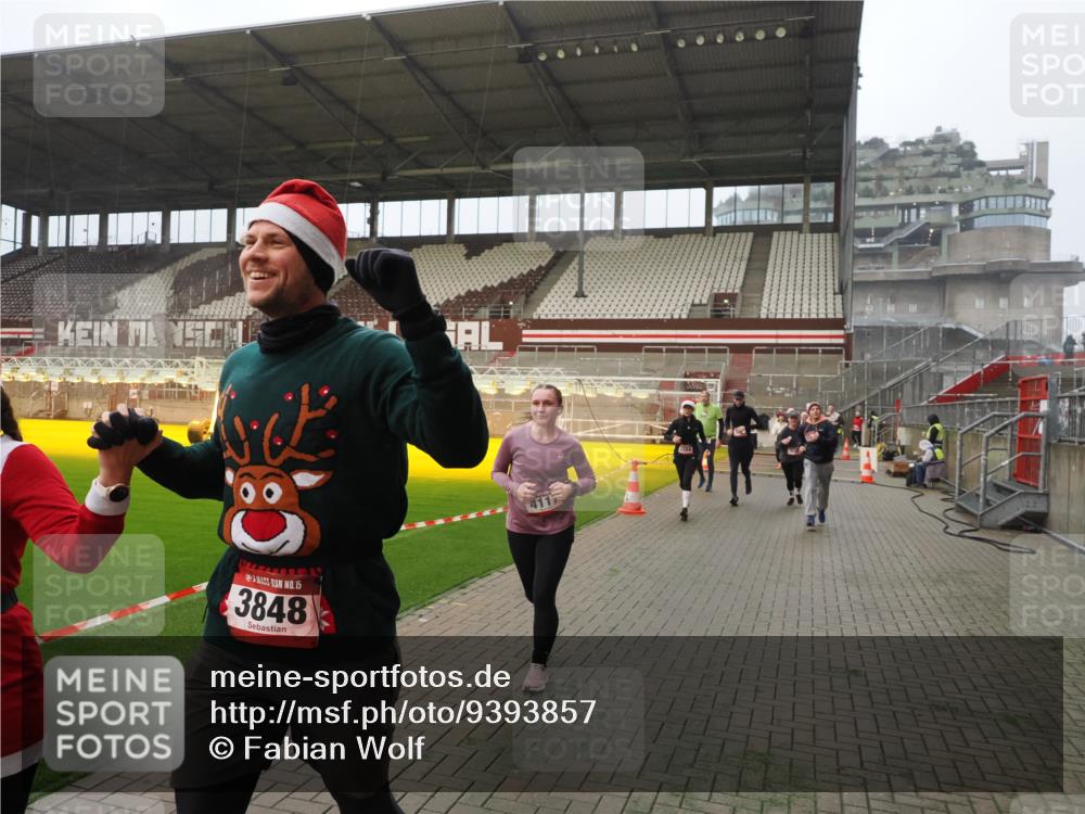 07.12.2025 - St. Pauli X-Mass-Run No. 15 Fabian Wolf http://msf.ph/oto/9393857 07.12.2025 10:21:21 Ziel 149, 270, 1326, 1386, 1407, 1898, 1900, 2173, 2565, 3062, 3384, 3540, 3541, 3848, 3849, 3984, 4117, 4338 meine-sportfotos.de