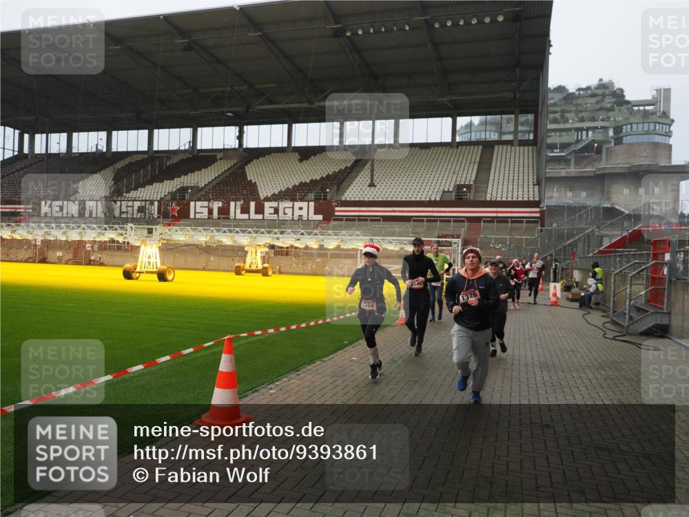 07.12.2025 - St. Pauli X-Mass-Run No. 15 Fabian Wolf http://msf.ph/oto/9393861 07.12.2025 10:21:23 Ziel 149, 270, 1326, 1386, 1407, 2173, 2565, 3062, 3091, 3384, 3540, 3541, 3848, 3849, 3984, 3988, 4117, 4338 meine-sportfotos.de