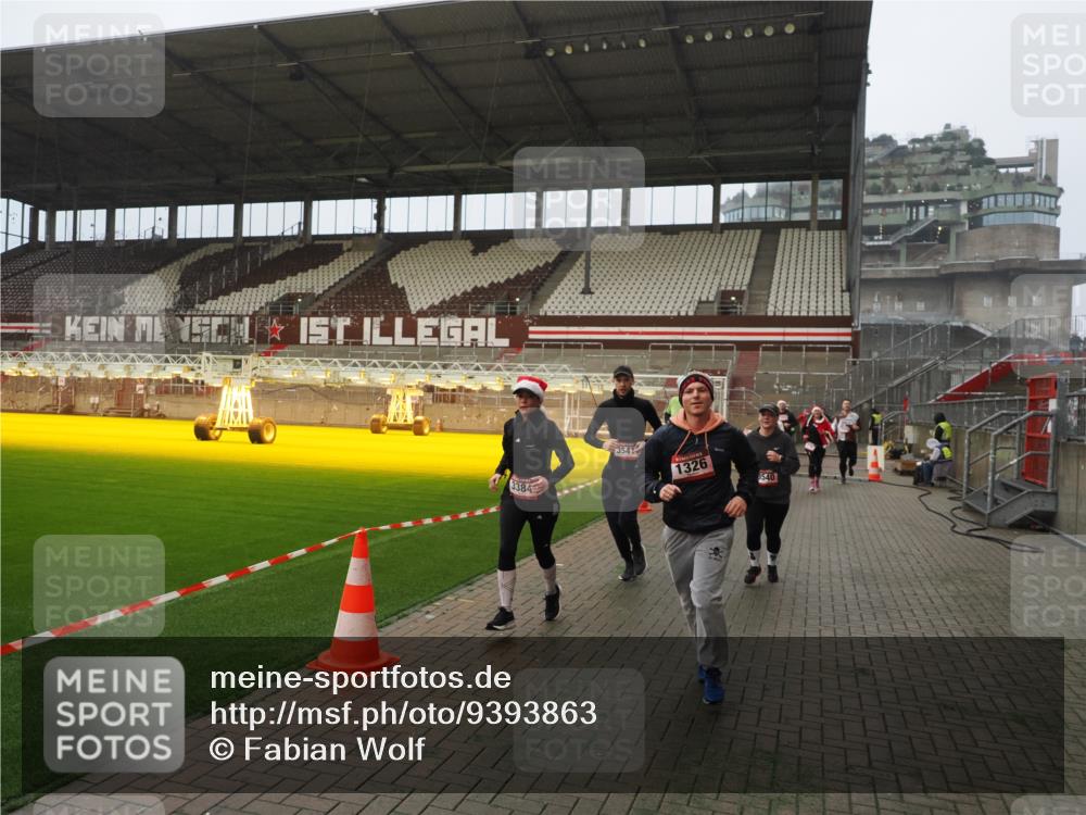 07.12.2025 - St. Pauli X-Mass-Run No. 15 Fabian Wolf http://msf.ph/oto/9393863 07.12.2025 10:21:24 Ziel 149, 270, 1326, 1407, 2173, 2927, 3062, 3091, 3384, 3540, 3541, 3848, 3849, 3984, 3988, 4117, 4338 meine-sportfotos.de