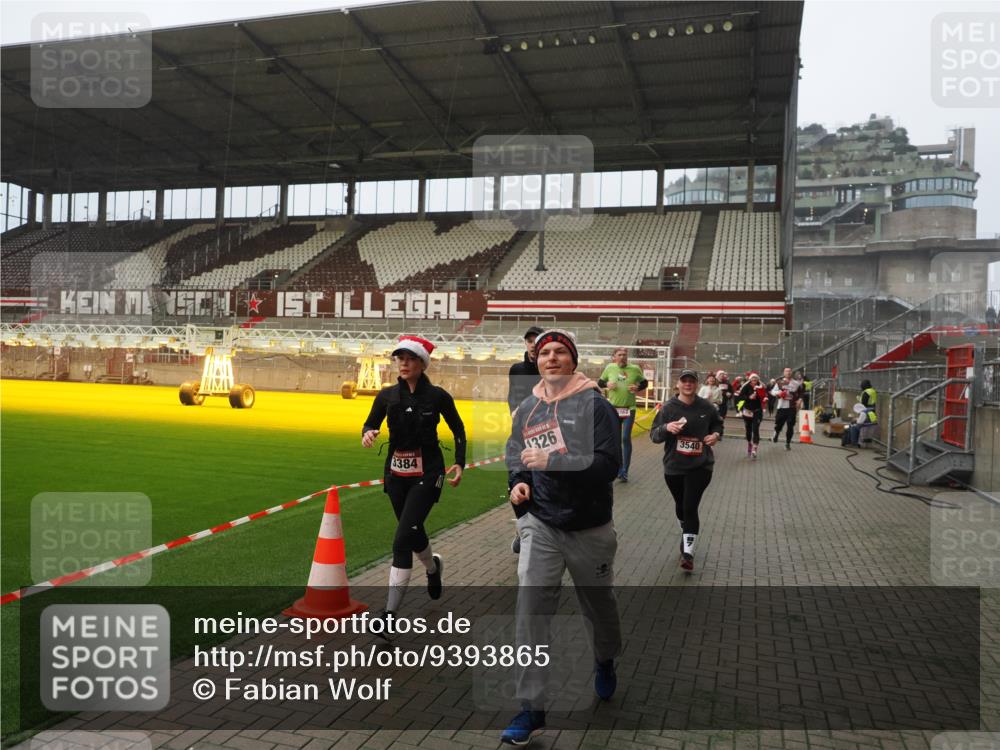 07.12.2025 - St. Pauli X-Mass-Run No. 15 Fabian Wolf http://msf.ph/oto/9393865 07.12.2025 10:21:24 Ziel 149, 270, 1326, 1407, 2173, 2927, 3062, 3091, 3384, 3540, 3541, 3848, 3849, 3984, 3988, 4117, 4338 meine-sportfotos.de