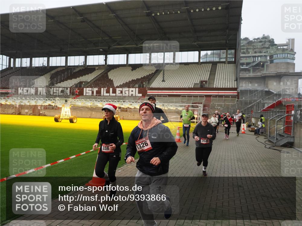 07.12.2025 - St. Pauli X-Mass-Run No. 15 Fabian Wolf http://msf.ph/oto/9393866 07.12.2025 10:21:24 Ziel 149, 270, 1326, 1407, 2173, 2927, 3062, 3091, 3384, 3540, 3541, 3848, 3849, 3984, 3988, 4117, 4338 meine-sportfotos.de