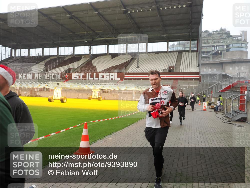 07.12.2025 - St. Pauli X-Mass-Run No. 15 Fabian Wolf http://msf.ph/oto/9393890 07.12.2025 10:21:30 Ziel 149, 270, 1326, 2173, 2927, 2997, 3062, 3091, 3384, 3540, 3541, 3848, 3849, 3988, 4117, 4158, 4169, 4170 meine-sportfotos.de