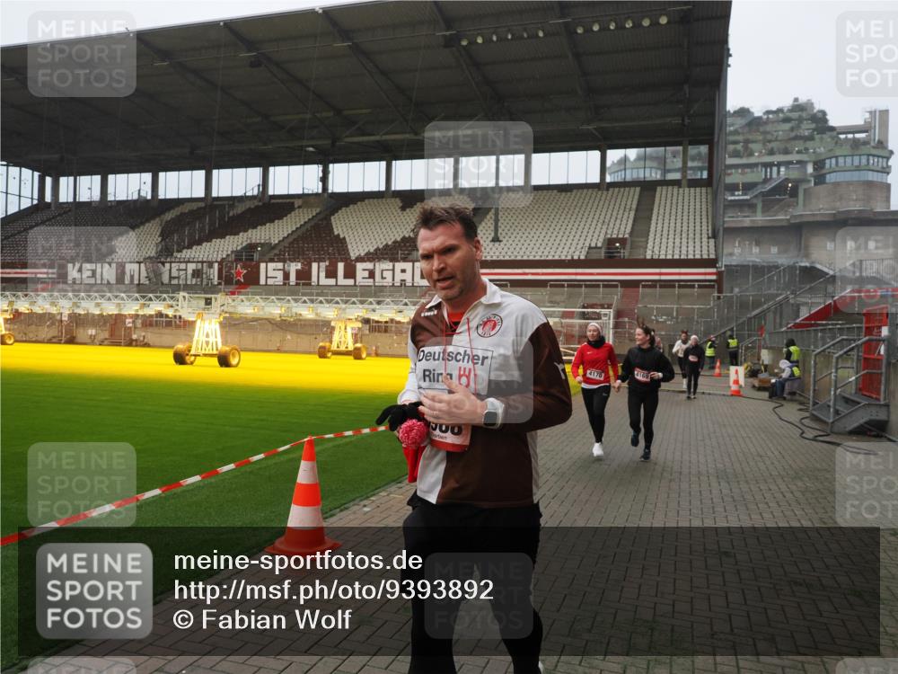 07.12.2025 - St. Pauli X-Mass-Run No. 15 Fabian Wolf http://msf.ph/oto/9393892 07.12.2025 10:21:31 Ziel 149, 270, 1326, 2173, 2927, 2997, 3062, 3091, 3384, 3540, 3541, 3848, 3849, 3988, 4117, 4158, 4169, 4170 meine-sportfotos.de