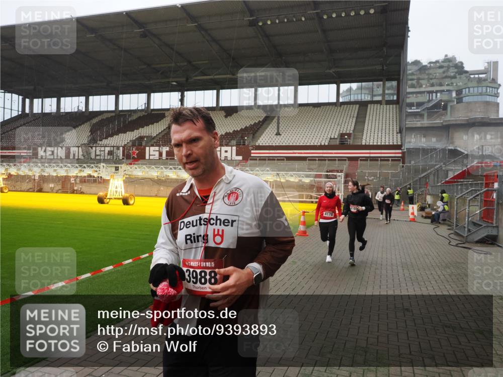 07.12.2025 - St. Pauli X-Mass-Run No. 15 Fabian Wolf http://msf.ph/oto/9393893 07.12.2025 10:21:31 Ziel 149, 270, 1326, 2173, 2927, 2997, 3062, 3091, 3384, 3540, 3541, 3848, 3849, 3988, 4117, 4158, 4169, 4170 meine-sportfotos.de