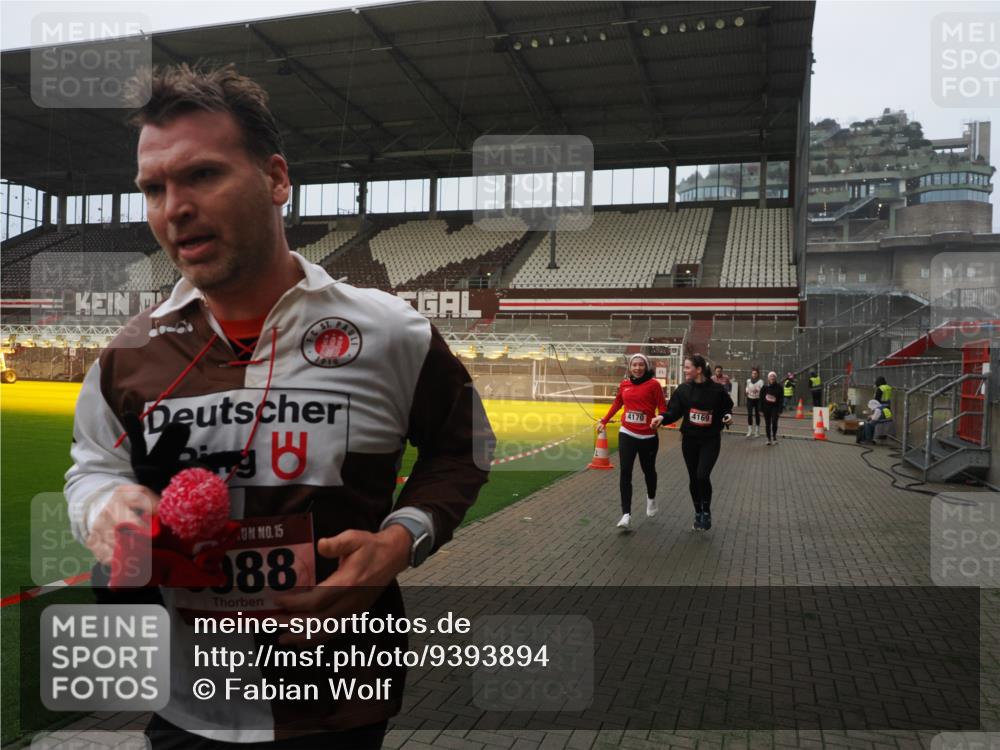 07.12.2025 - St. Pauli X-Mass-Run No. 15 Fabian Wolf http://msf.ph/oto/9393894 07.12.2025 10:21:31 Ziel 149, 270, 1326, 2173, 2927, 2997, 3062, 3091, 3384, 3540, 3541, 3848, 3849, 3988, 4117, 4158, 4169, 4170 meine-sportfotos.de