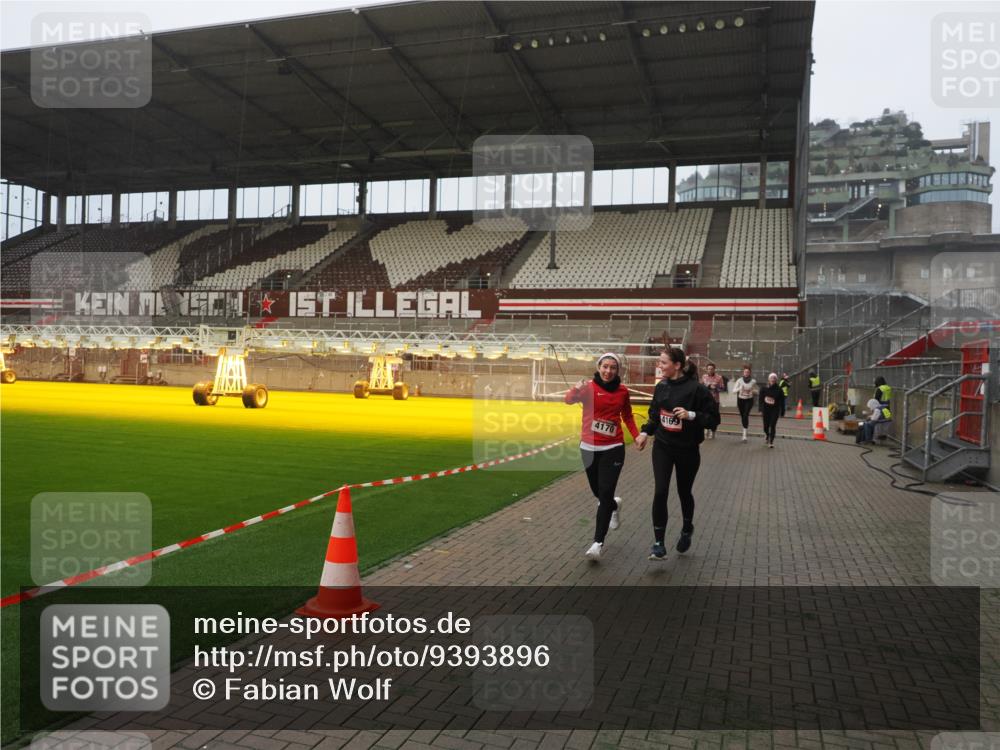 07.12.2025 - St. Pauli X-Mass-Run No. 15 Fabian Wolf http://msf.ph/oto/9393896 07.12.2025 10:21:32 Ziel 149, 270, 1326, 2927, 2997, 3062, 3091, 3384, 3540, 3541, 3848, 3849, 3988, 4117, 4158, 4169, 4170 meine-sportfotos.de