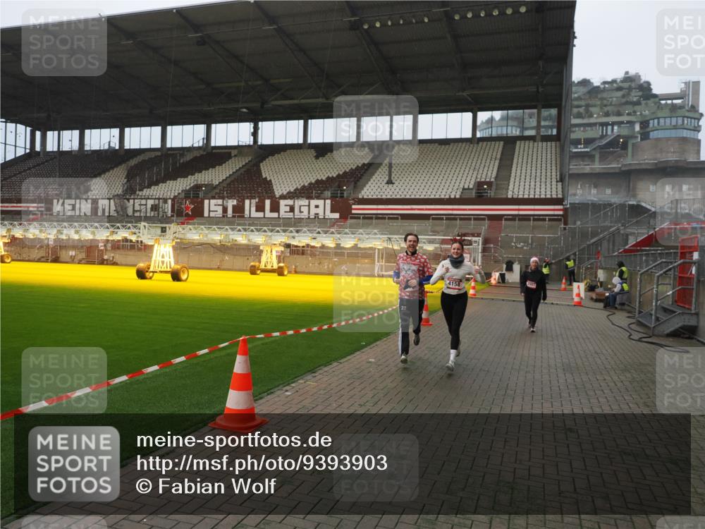 07.12.2025 - St. Pauli X-Mass-Run No. 15 Fabian Wolf http://msf.ph/oto/9393903 07.12.2025 10:21:36 Ziel 149, 270, 1326, 2927, 2997, 3062, 3091, 3384, 3540, 3541, 3988, 4158, 4169, 4170 meine-sportfotos.de