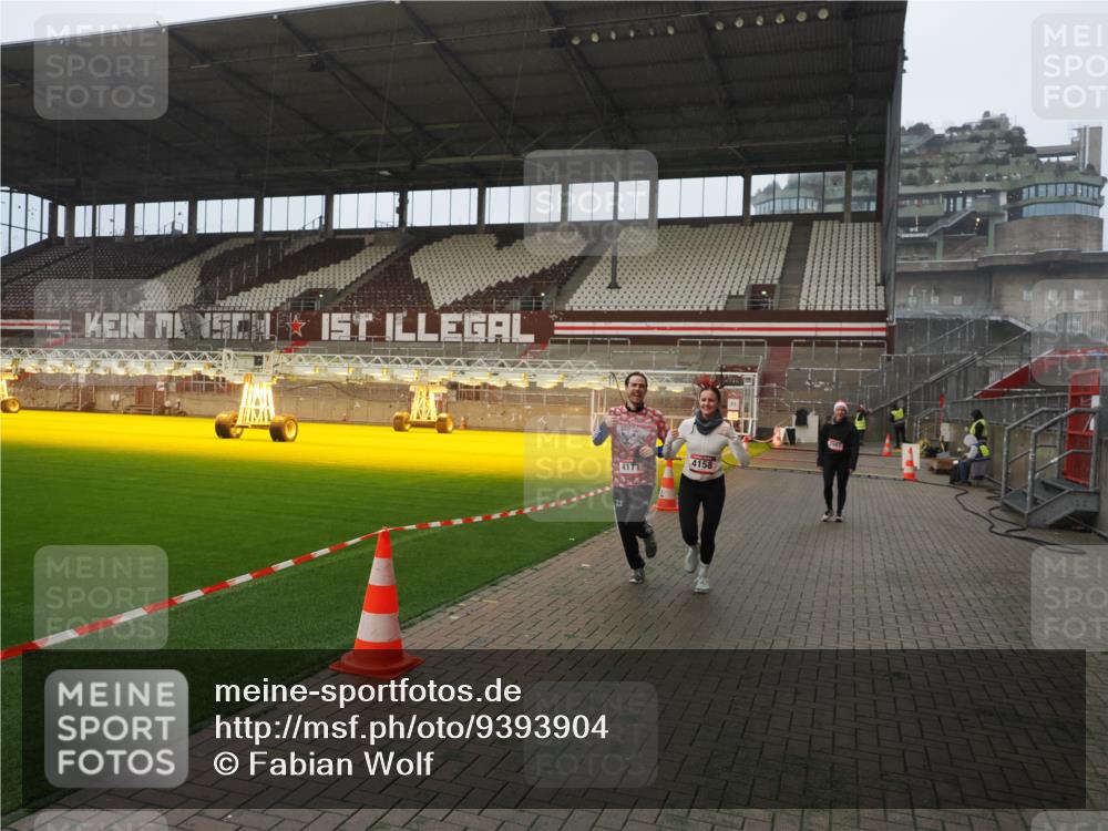 07.12.2025 - St. Pauli X-Mass-Run No. 15 Fabian Wolf http://msf.ph/oto/9393904 07.12.2025 10:21:36 Ziel 149, 270, 1326, 2927, 2997, 3062, 3091, 3384, 3540, 3541, 3988, 4158, 4169, 4170 meine-sportfotos.de