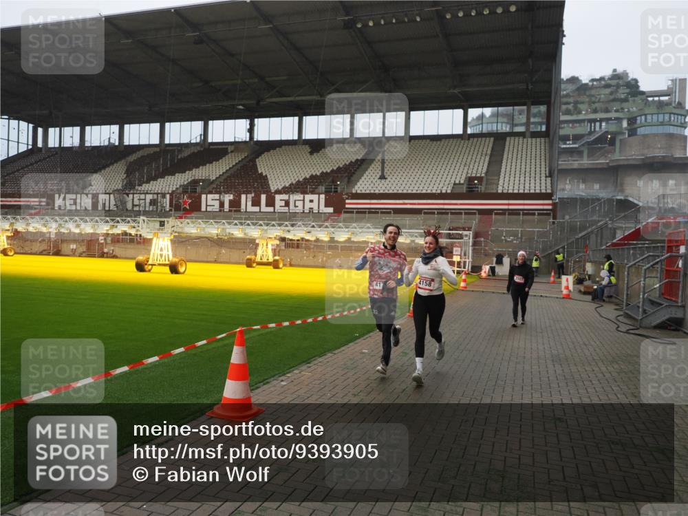 07.12.2025 - St. Pauli X-Mass-Run No. 15 Fabian Wolf http://msf.ph/oto/9393905 07.12.2025 10:21:36 Ziel 149, 270, 1326, 2927, 2997, 3062, 3091, 3384, 3540, 3541, 3988, 4158, 4169, 4170 meine-sportfotos.de