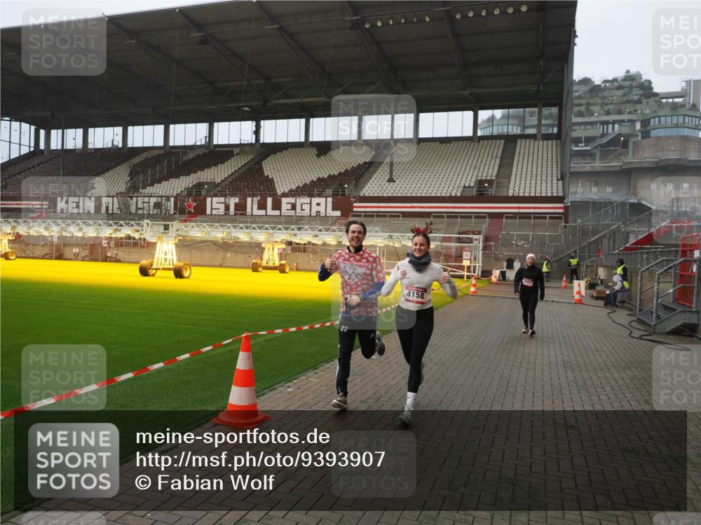 07.12.2025 - St. Pauli X-Mass-Run No. 15 Fabian Wolf http://msf.ph/oto/9393907 07.12.2025 10:21:36 Ziel 149, 270, 1326, 2927, 2997, 3062, 3091, 3384, 3540, 3541, 3988, 4158, 4169, 4170 meine-sportfotos.de
