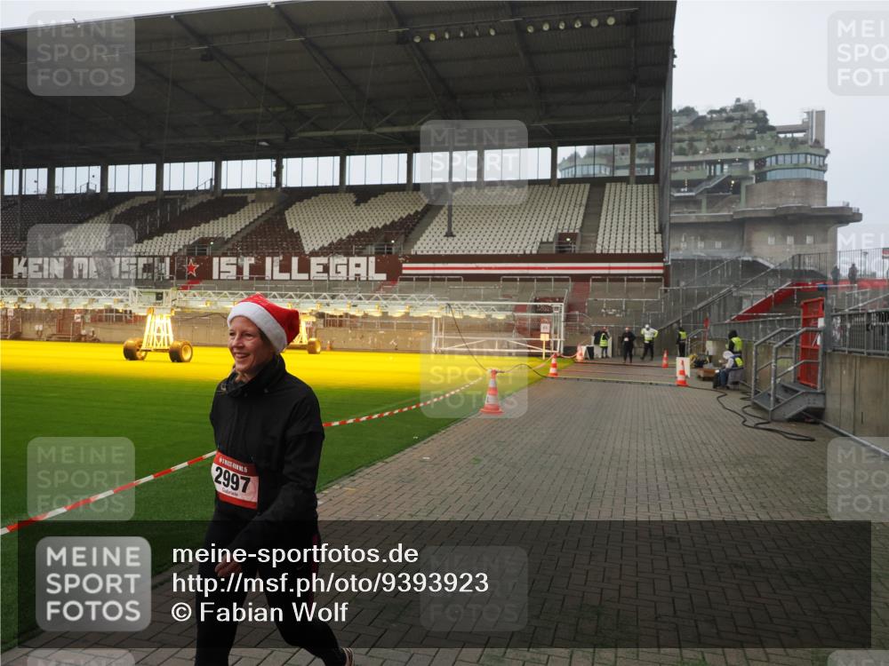 07.12.2025 - St. Pauli X-Mass-Run No. 15 Fabian Wolf http://msf.ph/oto/9393923 07.12.2025 10:21:43 Ziel 2927, 2997, 4158, 4169, 4170 meine-sportfotos.de
