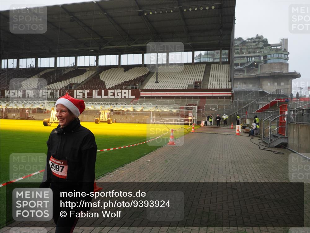 07.12.2025 - St. Pauli X-Mass-Run No. 15 Fabian Wolf http://msf.ph/oto/9393924 07.12.2025 10:21:43 Ziel 2927, 2997, 4158, 4169, 4170 meine-sportfotos.de