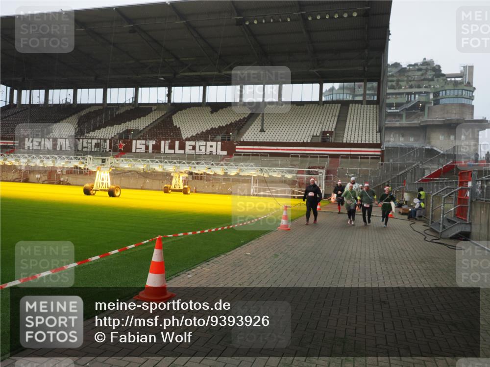 07.12.2025 - St. Pauli X-Mass-Run No. 15 Fabian Wolf http://msf.ph/oto/9393926 07.12.2025 10:21:56 Ziel 1488, 2944, 2945, 4321, 4322, 4323, 4415 meine-sportfotos.de