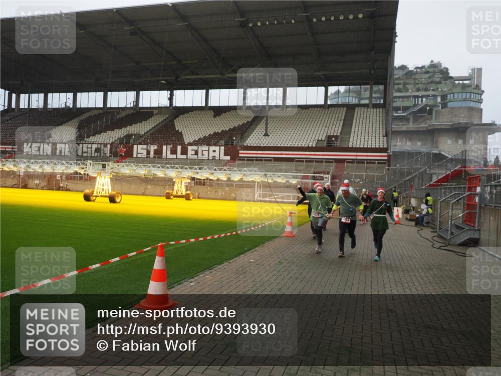 07.12.2025 - St. Pauli X-Mass-Run No. 15 Fabian Wolf http://msf.ph/oto/9393930 07.12.2025 10:21:58 Ziel 1488, 2944, 2945, 3999, 4000, 4321, 4322, 4323, 4415 meine-sportfotos.de
