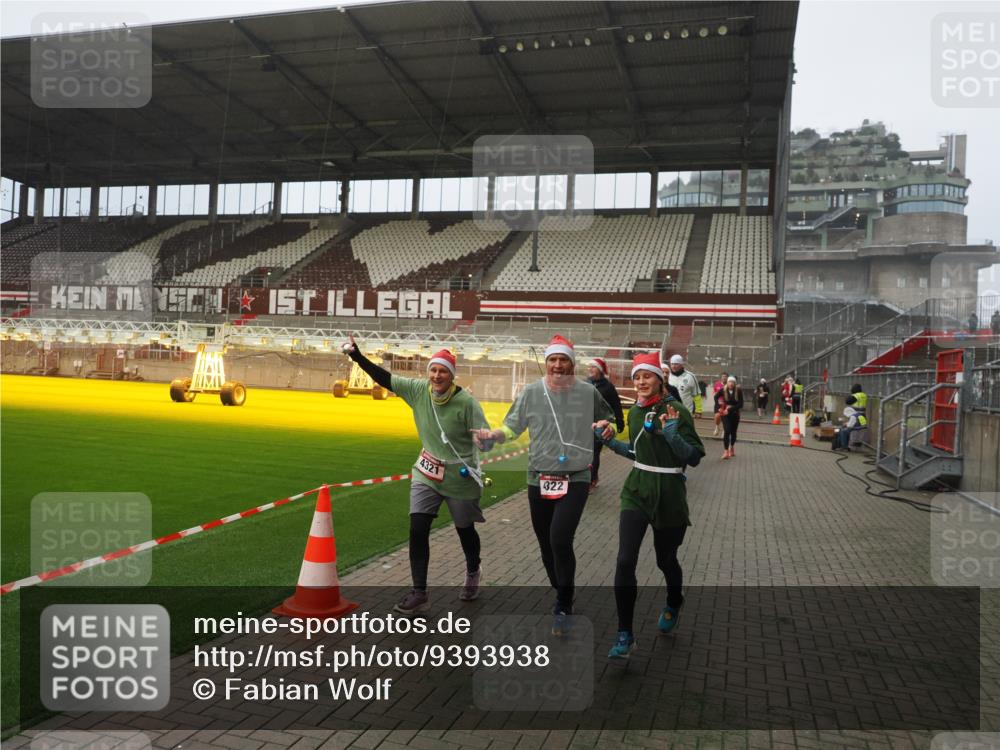 07.12.2025 - St. Pauli X-Mass-Run No. 15 Fabian Wolf http://msf.ph/oto/9393938 07.12.2025 10:21:59 Ziel 1488, 2944, 2945, 3999, 4000, 4321, 4322, 4323, 4415 meine-sportfotos.de