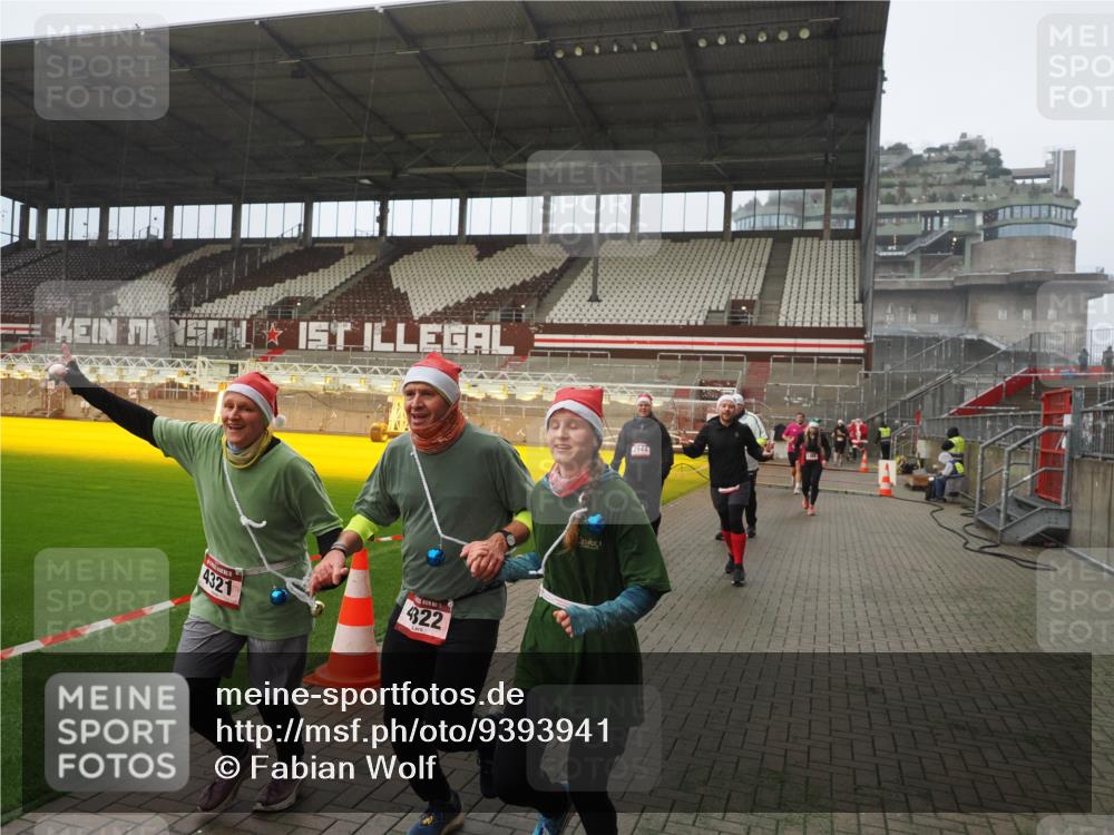 07.12.2025 - St. Pauli X-Mass-Run No. 15 Fabian Wolf http://msf.ph/oto/9393941 07.12.2025 10:22:00 Ziel 1488, 2944, 2945, 3999, 4000, 4321, 4322, 4323, 4415 meine-sportfotos.de