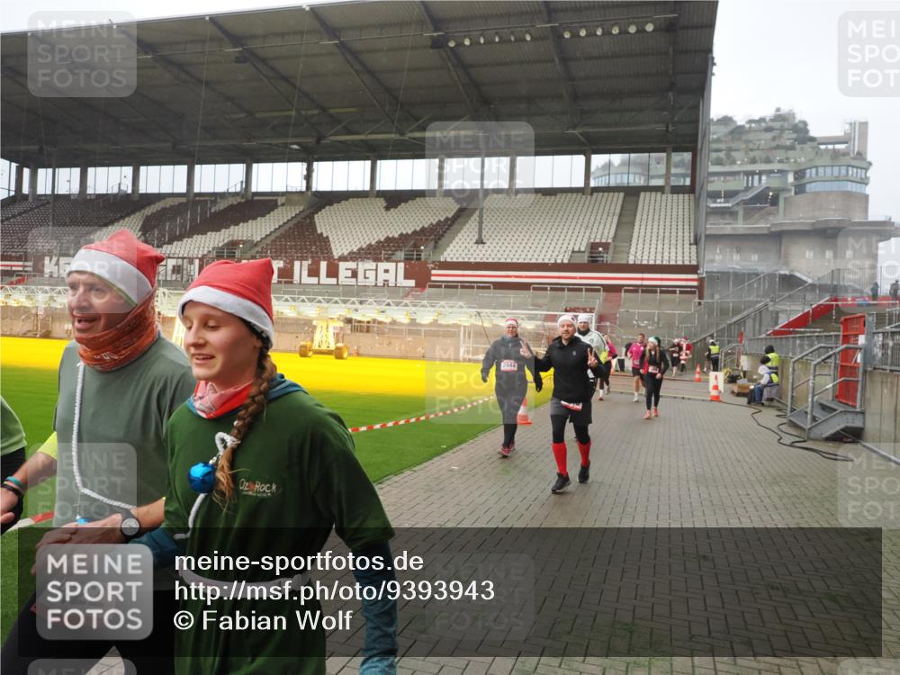 07.12.2025 - St. Pauli X-Mass-Run No. 15 Fabian Wolf http://msf.ph/oto/9393943 07.12.2025 10:22:00 Ziel 1488, 2944, 2945, 3999, 4000, 4321, 4322, 4323, 4415 meine-sportfotos.de