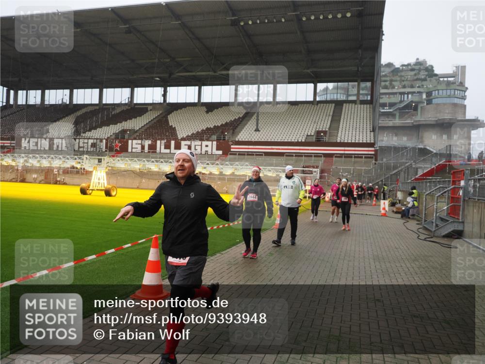 07.12.2025 - St. Pauli X-Mass-Run No. 15 Fabian Wolf http://msf.ph/oto/9393948 07.12.2025 10:22:02 Ziel 1488, 2944, 2945, 3999, 4000, 4321, 4322, 4323, 4415 meine-sportfotos.de