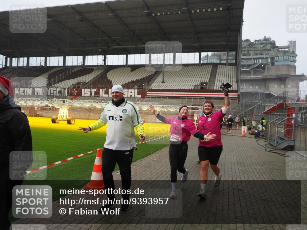 07.12.2025 - St. Pauli X-Mass-Run No. 15 Fabian Wolf http://msf.ph/oto/9393957 07.12.2025 10:22:06 Ziel 1371, 1488, 2817, 2818, 2819, 2945, 3431, 3736, 3999, 4000, 4321, 4322, 4323, 4415 meine-sportfotos.de
