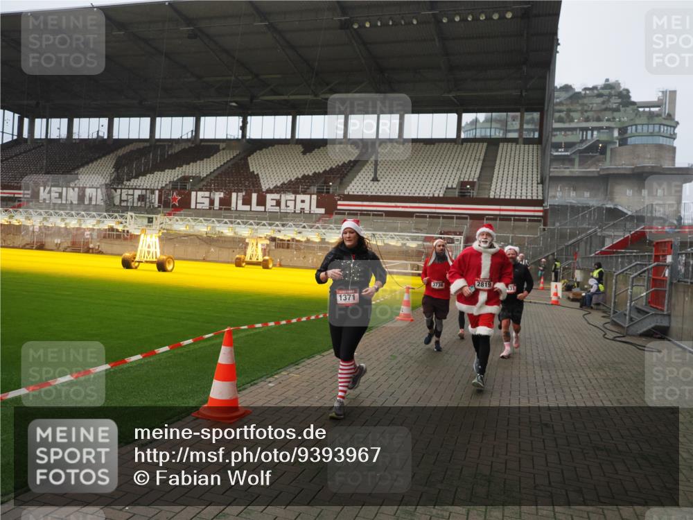 07.12.2025 - St. Pauli X-Mass-Run No. 15 Fabian Wolf http://msf.ph/oto/9393967 07.12.2025 10:22:11 Ziel 1371, 1488, 2817, 2818, 2819, 3431, 3736, 3999, 4000, 4321, 4322, 4323, 4415, 4774 meine-sportfotos.de