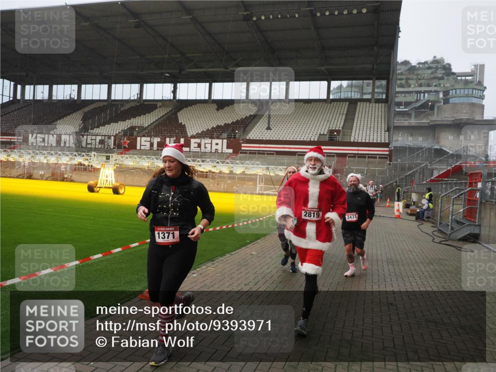 07.12.2025 - St. Pauli X-Mass-Run No. 15 Fabian Wolf http://msf.ph/oto/9393971 07.12.2025 10:22:11 Ziel 1371, 1488, 2817, 2818, 2819, 3431, 3736, 3999, 4000, 4321, 4322, 4323, 4415, 4774 meine-sportfotos.de