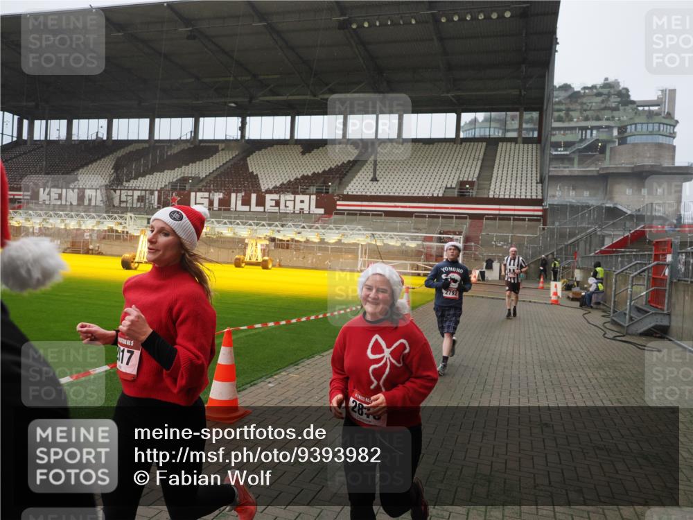 07.12.2025 - St. Pauli X-Mass-Run No. 15 Fabian Wolf http://msf.ph/oto/9393982 07.12.2025 10:22:14 Ziel 1371, 1488, 2817, 2818, 2819, 3431, 3736, 3999, 4000, 4415, 4774 meine-sportfotos.de