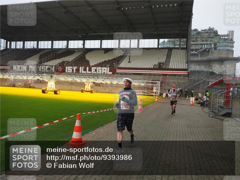 07.12.2025 - St. Pauli X-Mass-Run No. 15 Fabian Wolf http://msf.ph/oto/9393986 07.12.2025 10:22:15 Ziel 1371, 1488, 2184, 2817, 2818, 2819, 3431, 3736, 3999, 4000, 4415, 4774 meine-sportfotos.de
