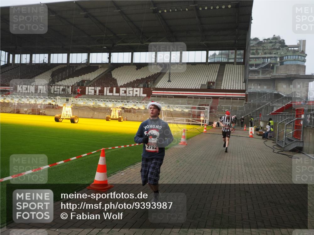 07.12.2025 - St. Pauli X-Mass-Run No. 15 Fabian Wolf http://msf.ph/oto/9393987 07.12.2025 10:22:15 Ziel 1371, 1488, 2184, 2817, 2818, 2819, 3431, 3736, 3999, 4000, 4415, 4774 meine-sportfotos.de