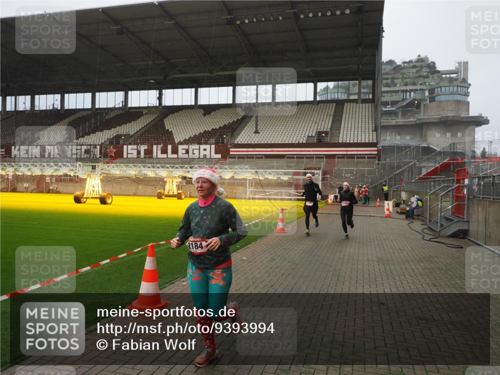 07.12.2025 - St. Pauli X-Mass-Run No. 15 Fabian Wolf http://msf.ph/oto/9393994 07.12.2025 10:22:22 Ziel 1371, 2184, 2817, 2818, 2819, 3431, 3736, 4771, 4774, 4781 meine-sportfotos.de