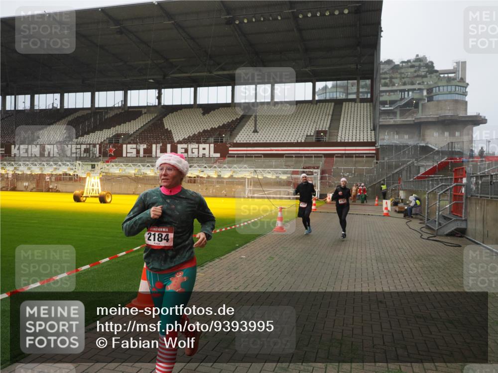 07.12.2025 - St. Pauli X-Mass-Run No. 15 Fabian Wolf http://msf.ph/oto/9393995 07.12.2025 10:22:22 Ziel 1371, 2184, 2817, 2818, 2819, 3431, 3736, 4771, 4774, 4781 meine-sportfotos.de