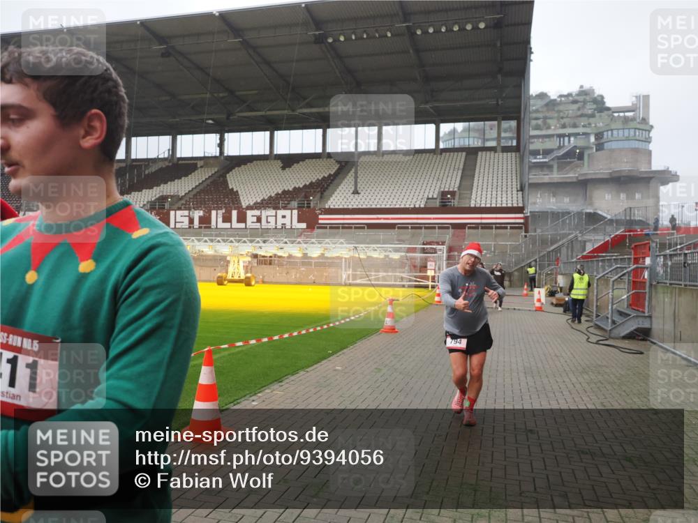 07.12.2025 - St. Pauli X-Mass-Run No. 15 Fabian Wolf http://msf.ph/oto/9394056 07.12.2025 10:22:51 Ziel 794, 2638, 3780, 4287, 4407, 4411, 4419, 4509, 4539 meine-sportfotos.de