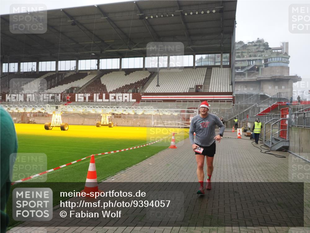 07.12.2025 - St. Pauli X-Mass-Run No. 15 Fabian Wolf http://msf.ph/oto/9394057 07.12.2025 10:22:51 Ziel 794, 2638, 3780, 4287, 4407, 4411, 4419, 4509, 4539 meine-sportfotos.de