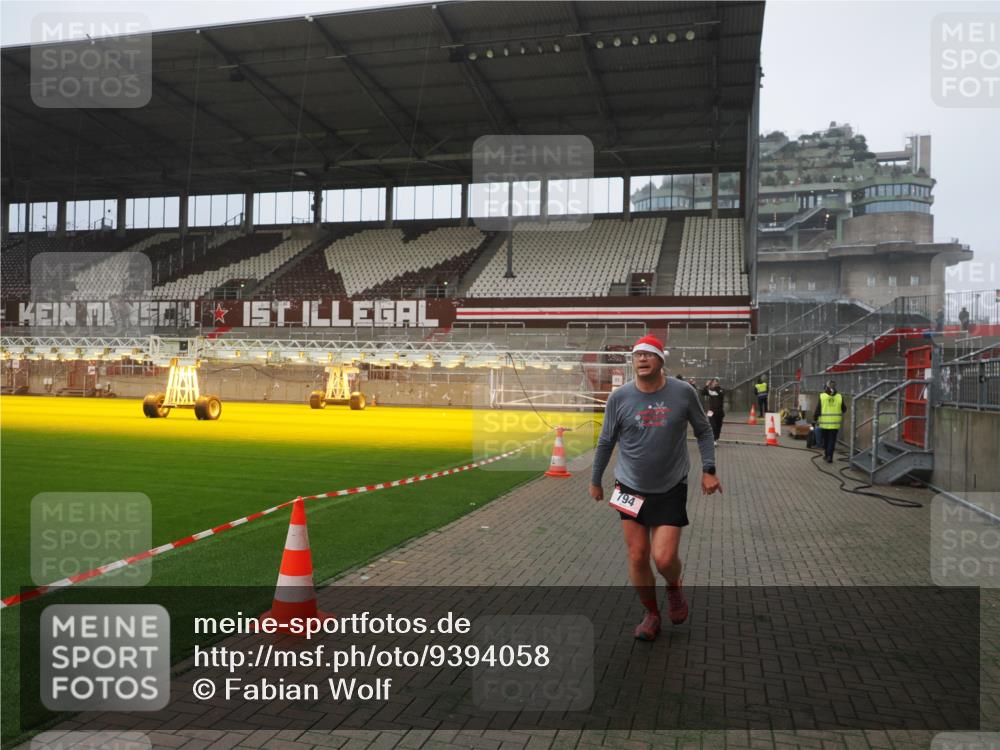 07.12.2025 - St. Pauli X-Mass-Run No. 15 Fabian Wolf http://msf.ph/oto/9394058 07.12.2025 10:22:51 Ziel 794, 2638, 3780, 4287, 4407, 4411, 4419, 4509, 4539 meine-sportfotos.de