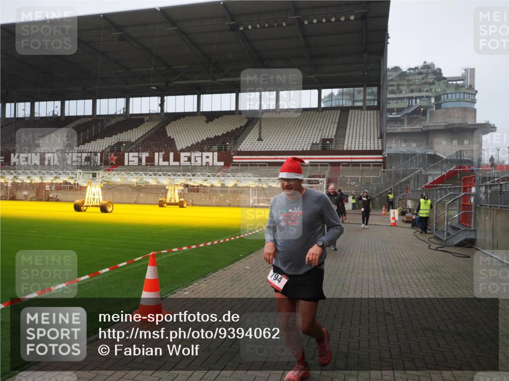 07.12.2025 - St. Pauli X-Mass-Run No. 15 Fabian Wolf http://msf.ph/oto/9394062 07.12.2025 10:22:52 Ziel 794, 2638, 3780, 4287, 4407, 4411, 4419, 4509, 4539 meine-sportfotos.de