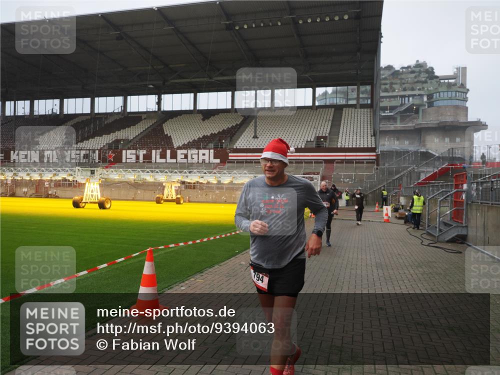 07.12.2025 - St. Pauli X-Mass-Run No. 15 Fabian Wolf http://msf.ph/oto/9394063 07.12.2025 10:22:52 Ziel 794, 2638, 3780, 4287, 4407, 4411, 4419, 4509, 4539 meine-sportfotos.de