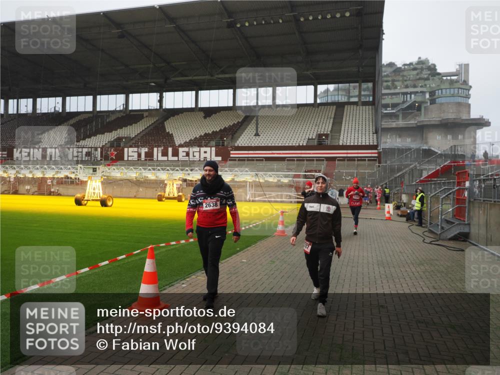 07.12.2025 - St. Pauli X-Mass-Run No. 15 Fabian Wolf http://msf.ph/oto/9394084 07.12.2025 10:23:02 Ziel 794, 1996, 2123, 2304, 2638, 3780, 4287 meine-sportfotos.de