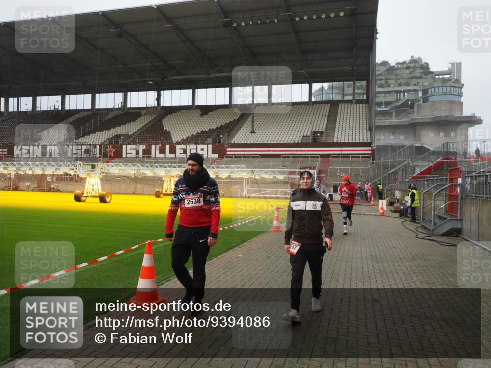 07.12.2025 - St. Pauli X-Mass-Run No. 15 Fabian Wolf http://msf.ph/oto/9394086 07.12.2025 10:23:03 Ziel 1996, 2123, 2304, 2638, 3780, 4287 meine-sportfotos.de