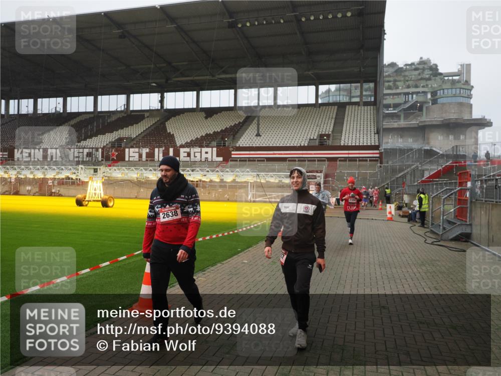 07.12.2025 - St. Pauli X-Mass-Run No. 15 Fabian Wolf http://msf.ph/oto/9394088 07.12.2025 10:23:03 Ziel 1996, 2123, 2304, 2638, 3780, 4287 meine-sportfotos.de