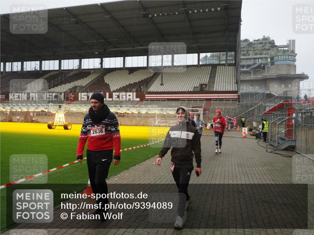 07.12.2025 - St. Pauli X-Mass-Run No. 15 Fabian Wolf http://msf.ph/oto/9394089 07.12.2025 10:23:03 Ziel 1996, 2123, 2304, 2638, 3780, 4287 meine-sportfotos.de