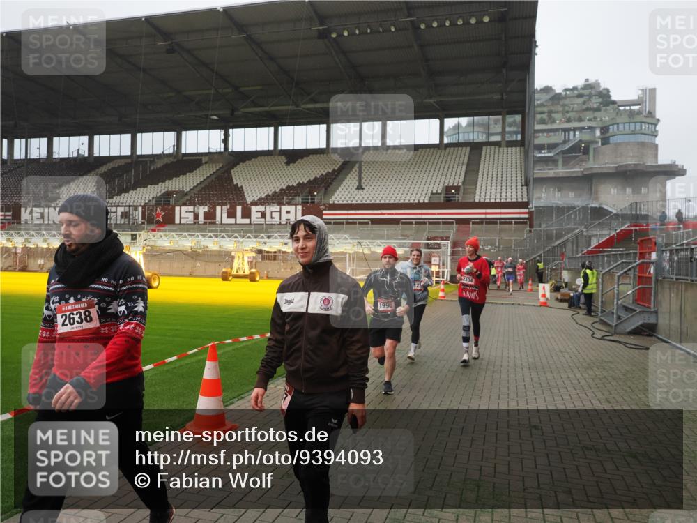 07.12.2025 - St. Pauli X-Mass-Run No. 15 Fabian Wolf http://msf.ph/oto/9394093 07.12.2025 10:23:04 Ziel 1996, 2123, 2304, 2638, 3780, 4287 meine-sportfotos.de