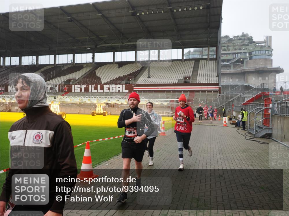 07.12.2025 - St. Pauli X-Mass-Run No. 15 Fabian Wolf http://msf.ph/oto/9394095 07.12.2025 10:23:05 Ziel 1996, 2123, 2304, 2638, 3078, 3079 meine-sportfotos.de
