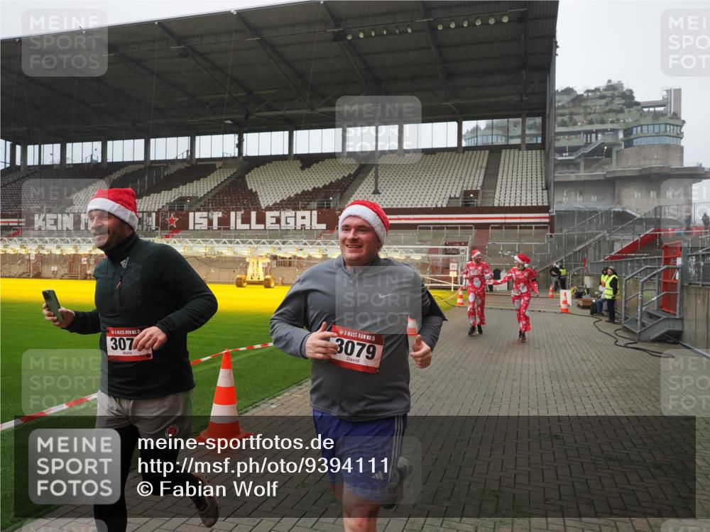 07.12.2025 - St. Pauli X-Mass-Run No. 15 Fabian Wolf http://msf.ph/oto/9394111 07.12.2025 10:23:11 Ziel 1996, 2123, 2304, 2508, 2511, 2638, 3052, 3078, 3079 meine-sportfotos.de