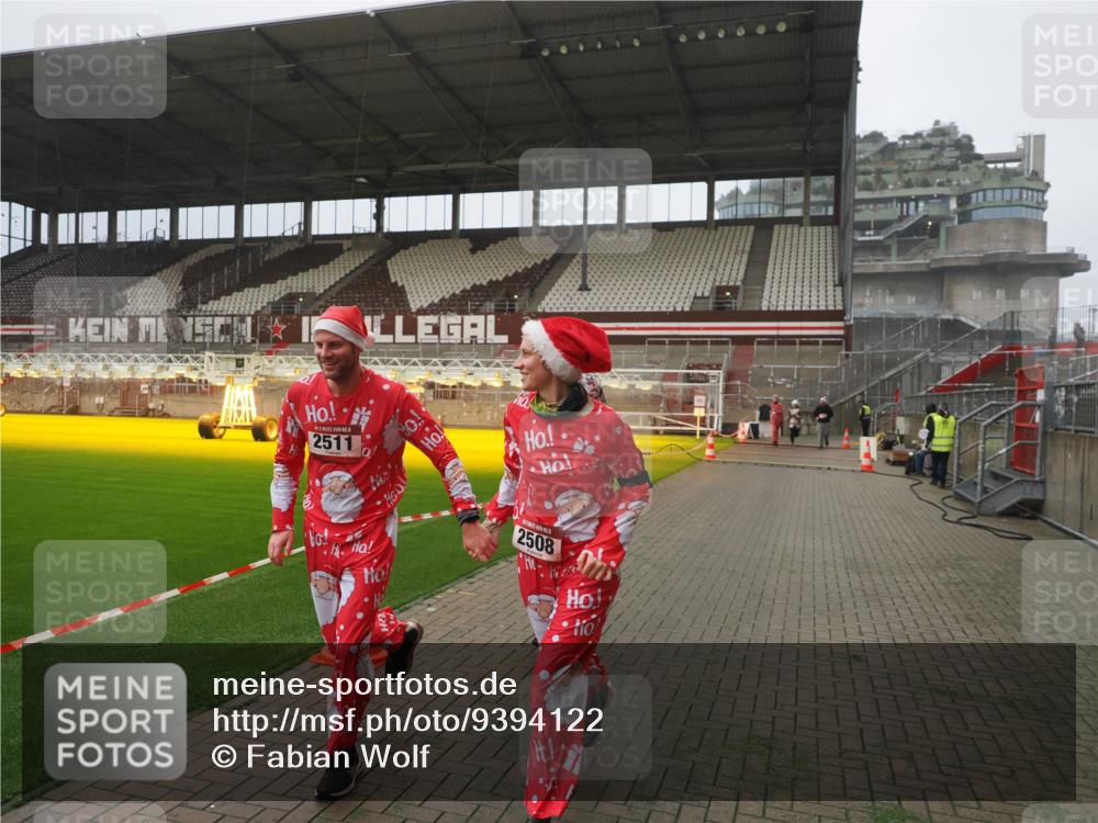 07.12.2025 - St. Pauli X-Mass-Run No. 15 Fabian Wolf http://msf.ph/oto/9394122 07.12.2025 10:23:15 Ziel 1996, 2123, 2304, 2508, 2511, 3052, 3078, 3079 meine-sportfotos.de