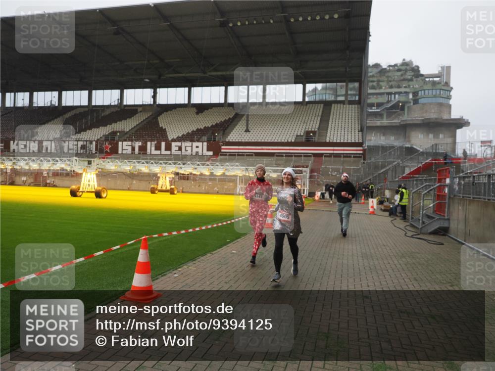 07.12.2025 - St. Pauli X-Mass-Run No. 15 Fabian Wolf http://msf.ph/oto/9394125 07.12.2025 10:23:22 Ziel 2508, 2511, 3052, 3078, 3079, 4005, 4141, 4458 meine-sportfotos.de