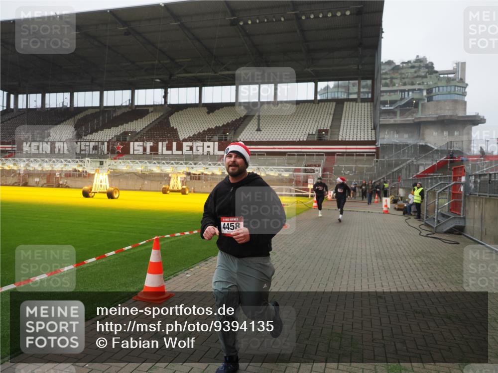 07.12.2025 - St. Pauli X-Mass-Run No. 15 Fabian Wolf http://msf.ph/oto/9394135 07.12.2025 10:23:26 Ziel 2508, 2511, 3052, 4005, 4141, 4145, 4458, 4549 meine-sportfotos.de