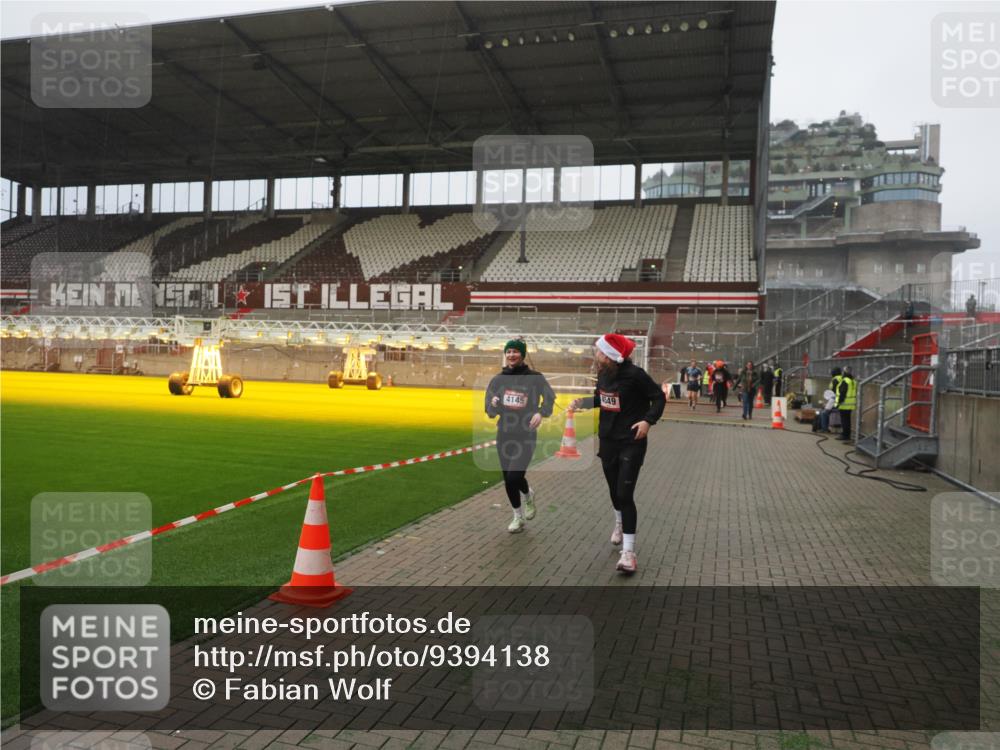 07.12.2025 - St. Pauli X-Mass-Run No. 15 Fabian Wolf http://msf.ph/oto/9394138 07.12.2025 10:23:29 Ziel 638, 3644, 3649, 4005, 4141, 4145, 4458, 4549 meine-sportfotos.de