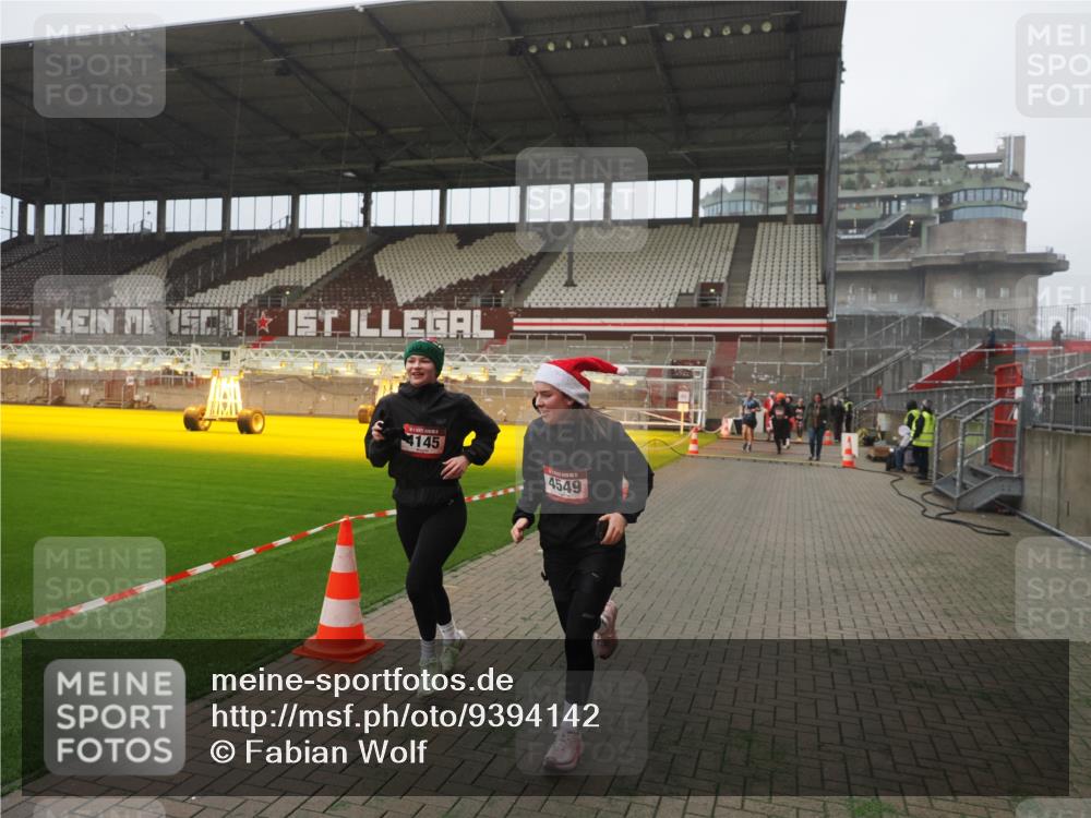 07.12.2025 - St. Pauli X-Mass-Run No. 15 Fabian Wolf http://msf.ph/oto/9394142 07.12.2025 10:23:29 Ziel 638, 3644, 3649, 4005, 4141, 4145, 4458, 4549 meine-sportfotos.de